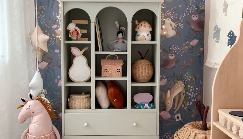 Boekenkast Woodluck olive, olijfgroen kinderkamer kast, speelgoedkast met ronde vormen