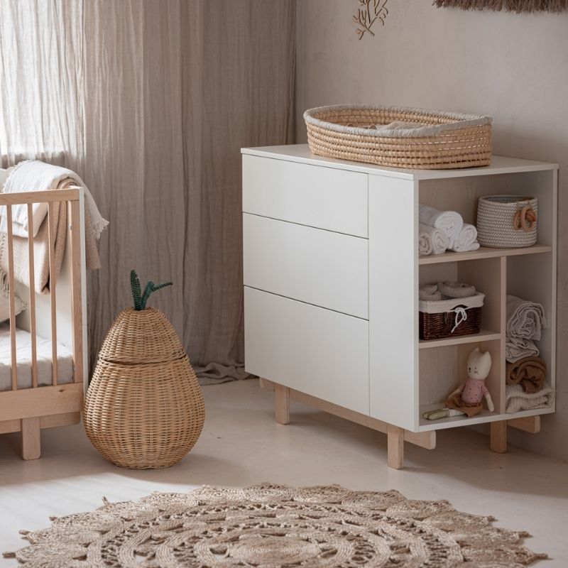 commode white, opbergkast met open zijkant. Witte ladekast met beuken pootjes