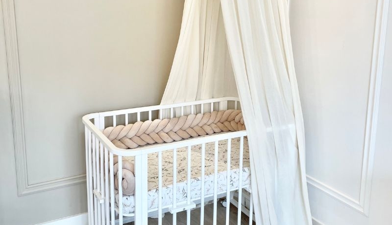 Vlechtbumper velvet nude, boxvlecht, bedbumper in visgraat vlecht, bedomrander babybed vlechten