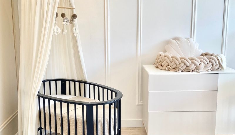ovaal ledikant zwart, zwart wiegje, zwarte babykamermeubels, babybed scandi stijl