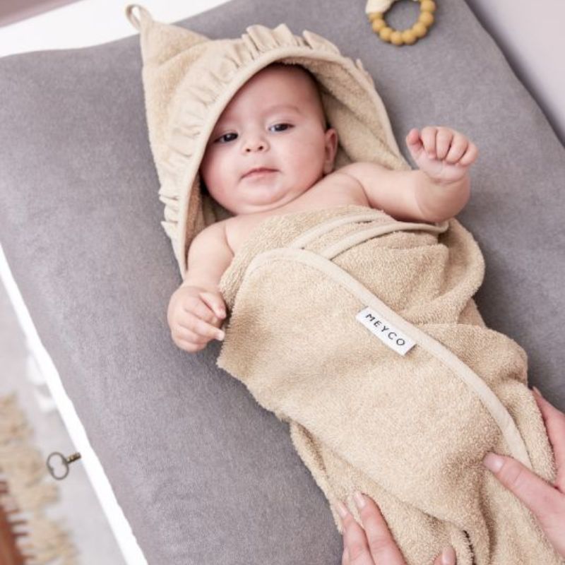 badcape, badcape met ruffel, meyco badcape, sand kleurige badcape, kraamcadeautips