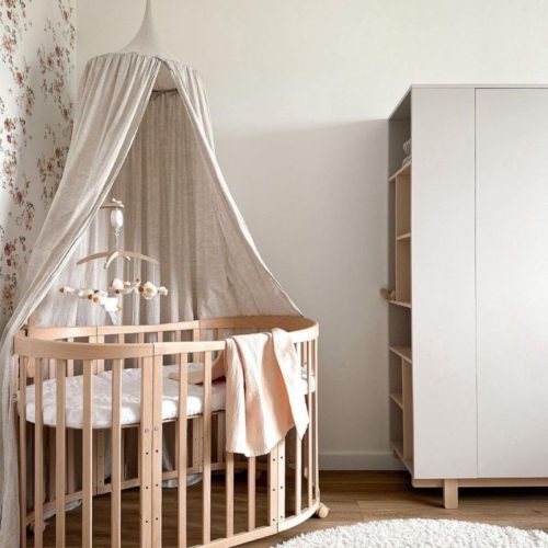 ovaal ledikant naturel met hemel, babybed met hemel, ovaal naturel babybed, houten ovale ledikant, houten babybed in ovale vorm, ovale box, ovaal peuterbedje, meegroei babybedje