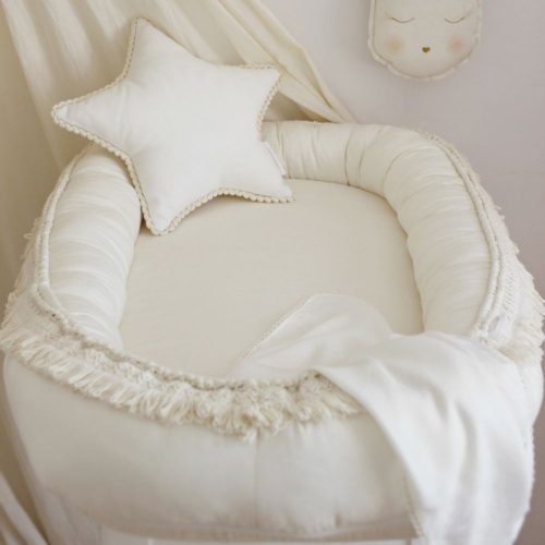 babynest boho en mini boho kussen star, vanille babynestje met boho details aan bovenkant
