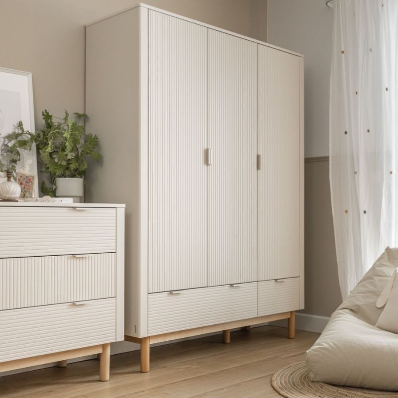 beige babymeubels, beige babykamer, beige babykamermeubels, beige baby interieur, commode champagne, pinio