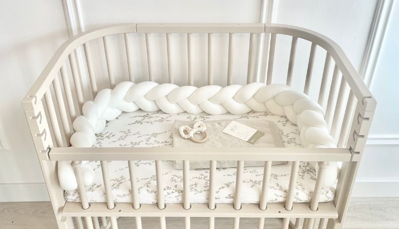 beige co sleeper wieg met vlecht omrander - beige cosleeper - beige aanschuifwieg - beige babybed - beige babykamer - beige babymeubel - wiegbekleding - boxvlecht