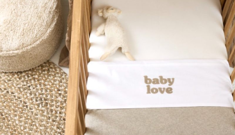 ledikantlakentje babylove meyco, geborduurde tekst lakentje voor baby