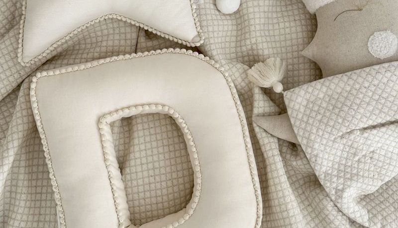 Letterkussen, boho kussen, kinderkamer accessoires, babykamer kussentje, pompom letter kussentje
