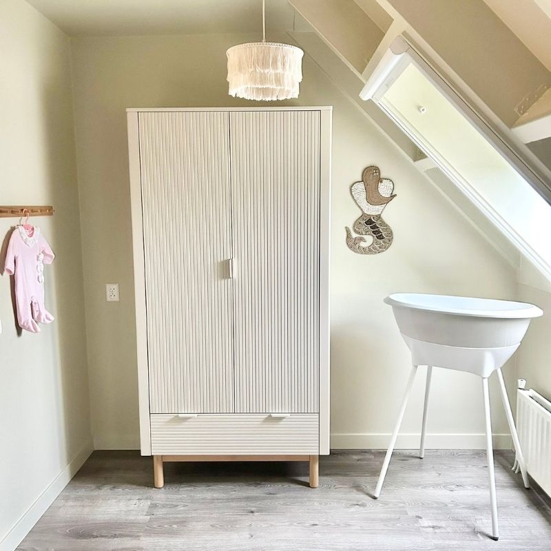 Miloo kledingkast Miloo beige kinderkamer kledingkast, kinderkastje met beukenhouten pootjes, kledingkast met streep deurtjes, kledingkast beige met lade