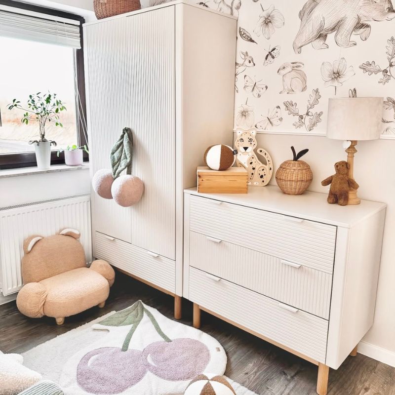 beige babykamermeubels miloo collectie, streepjes patroon, babykamermeubels