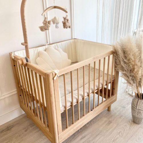eikenhouten box met klassieke boxomrander, houten speelbox, houten grondbox, houten babypark, parkomrander, park bekleding, box aankleding, babymobiel, teddy boxkleed