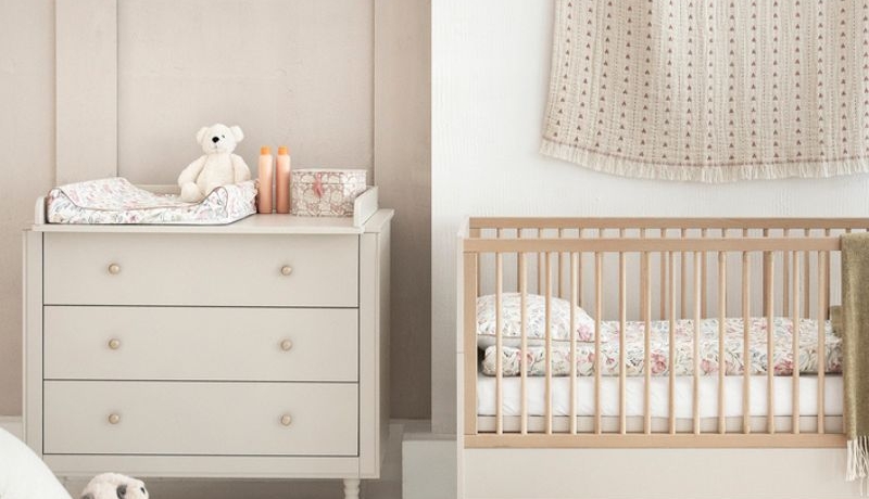 beige babykamer petite, beige babymeubels, baby collectie petite, babyrace, pinio, beige commode, baby verzorging meubels, luxe baby