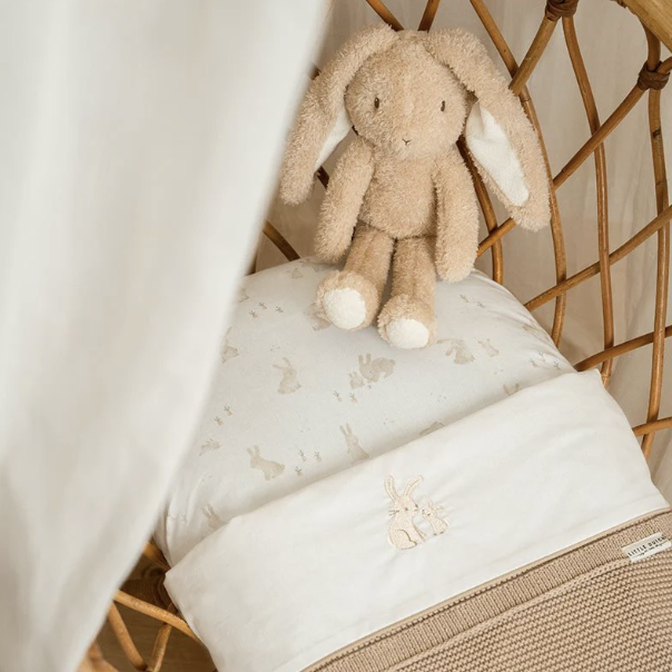 babydeken beige littledutch, wiegje opmaken met beddengoed, gebreid wiegdeken
