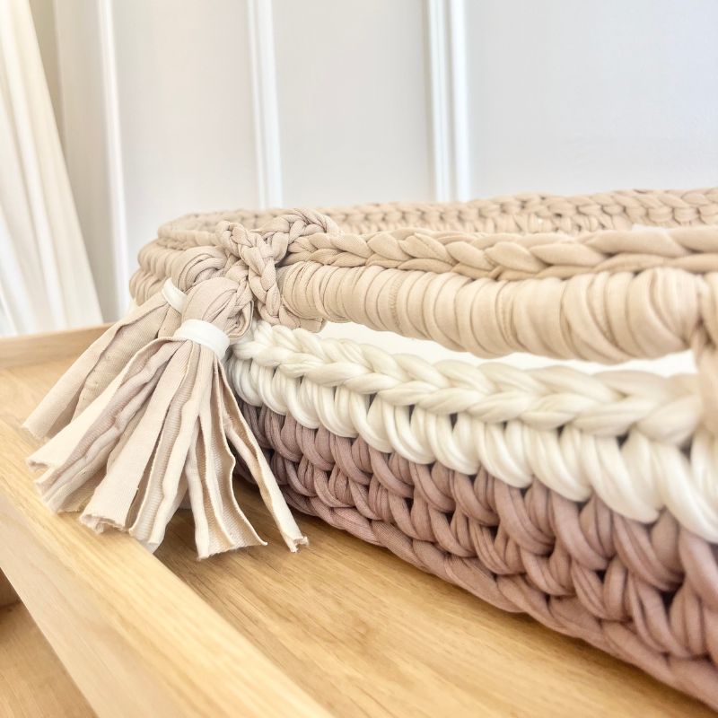 gehaakt verschoonmandje, combikleuren, commode mandje, baby mandje, gehaakt babymandje, baby verzorging