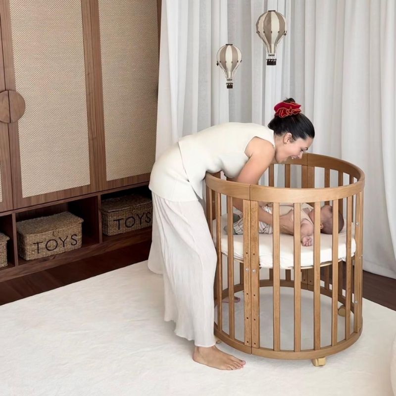 ledikant 7-1 Rond wiegje japandi stijl, Ovaal ledikant 7-1, Ledikant walnoot kleur, meegroeibed